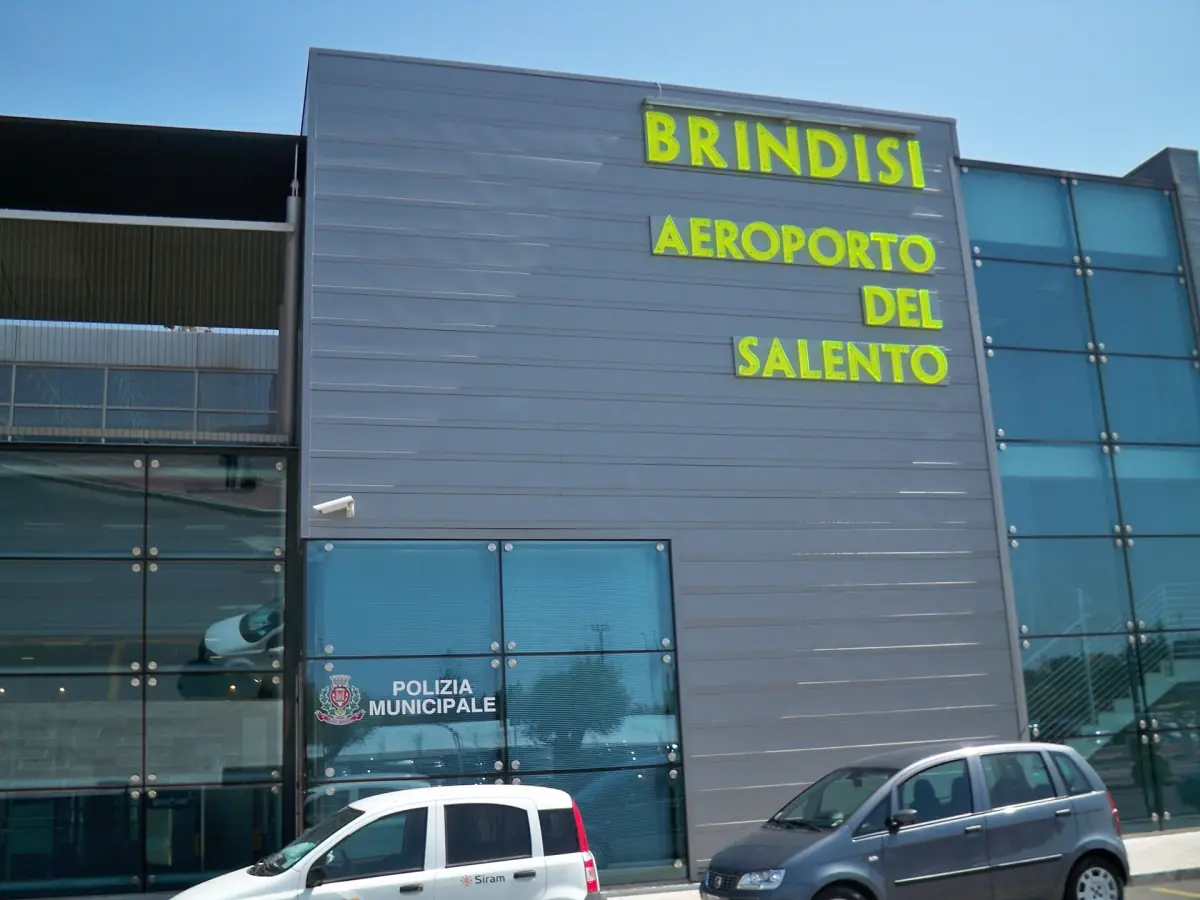 L'ingresso dell'aeroporto di Brindisi