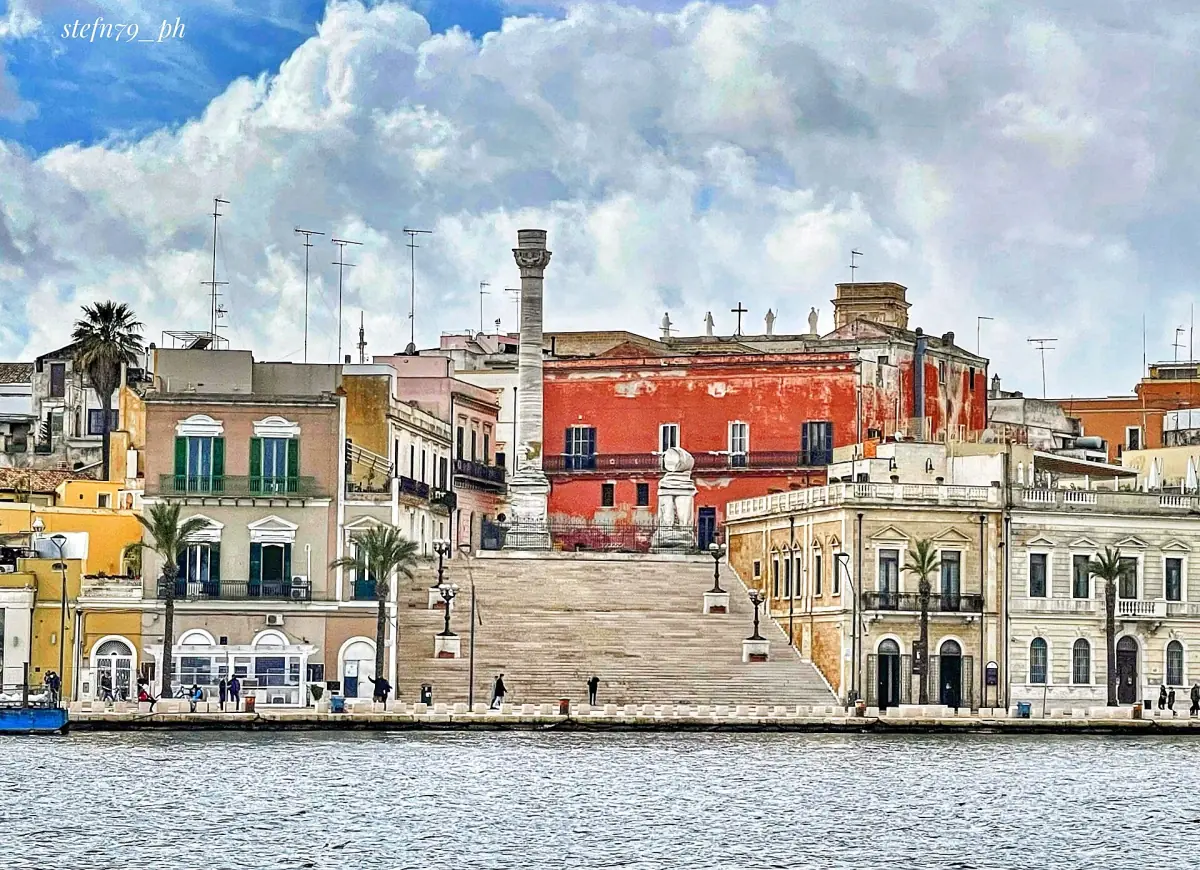 La scalinata della colonna romana sopra il porto