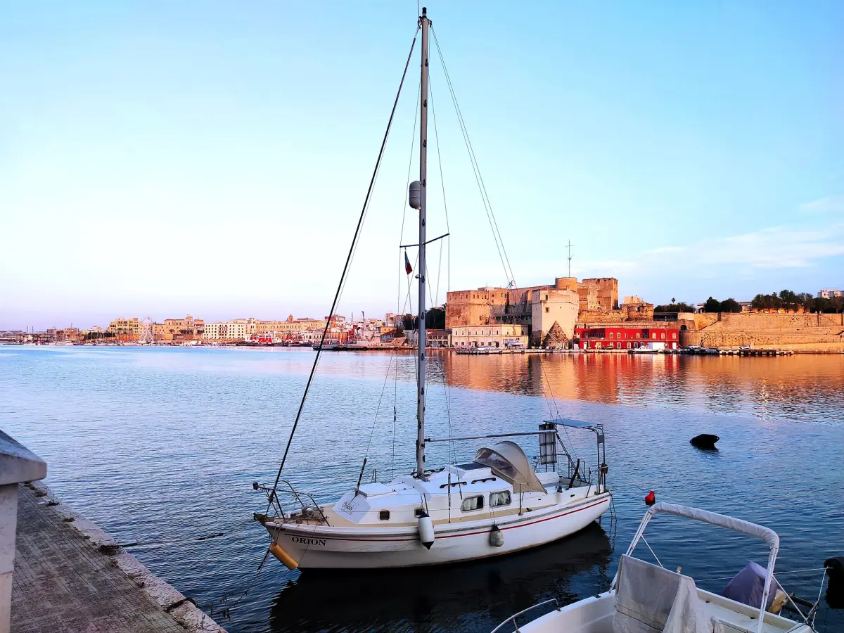 Il porto di Brindisi con il castello svevo