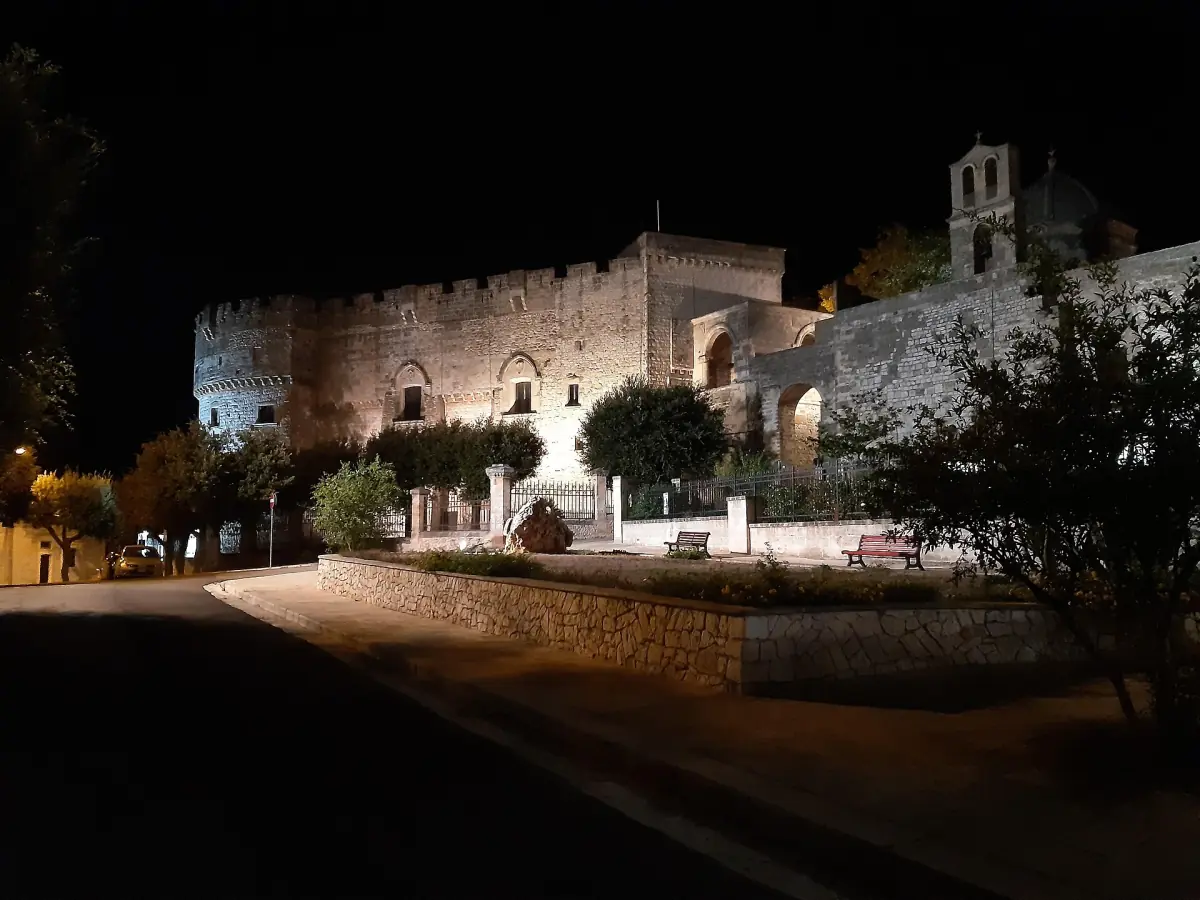 Il castello di Carovigno la sera