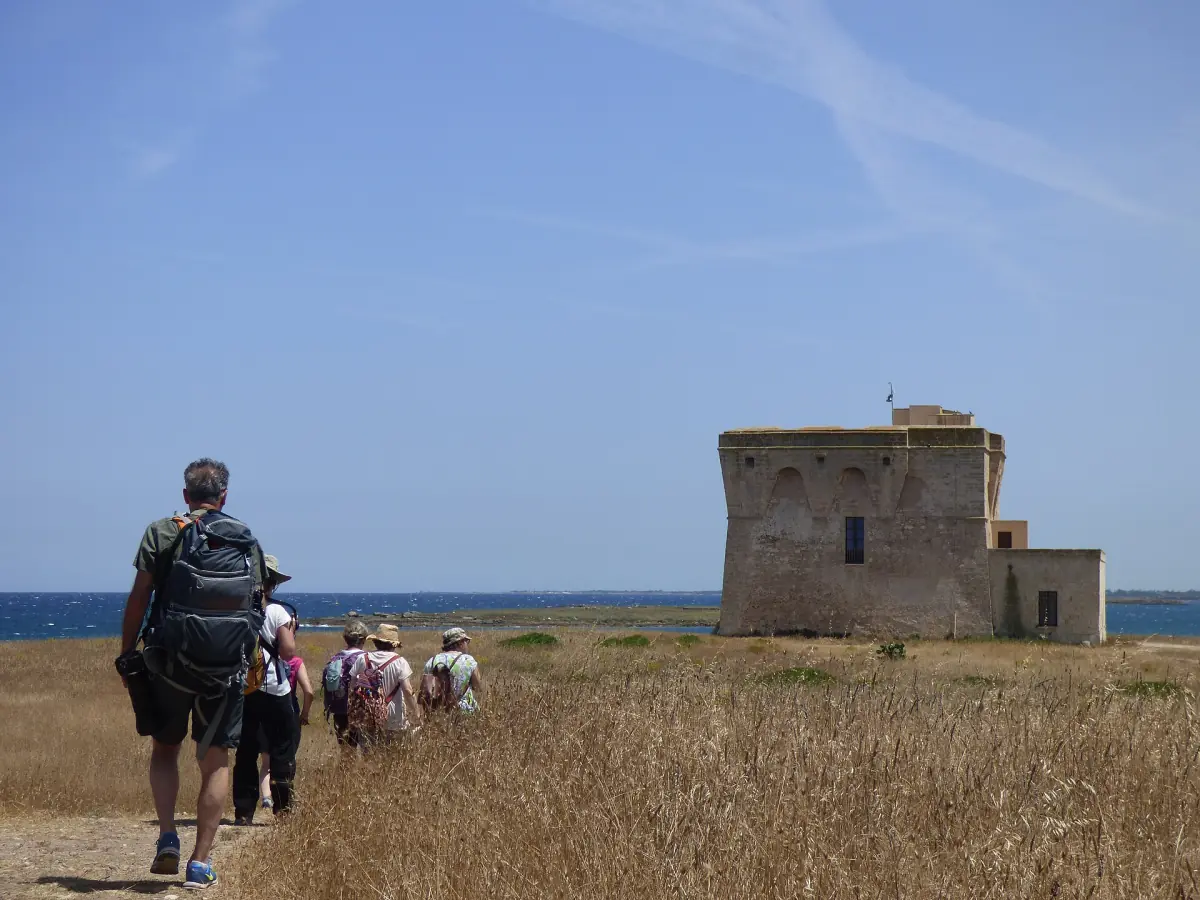 Escursionisti in cammino verso la torre