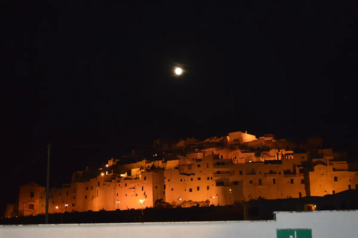 Il centro storico di Ostuni illuminato di notte