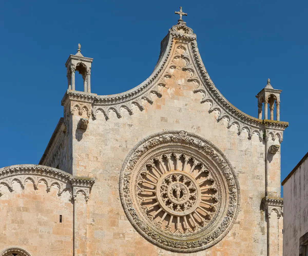 La facciata e il rosone della cattedrale di Ostuni