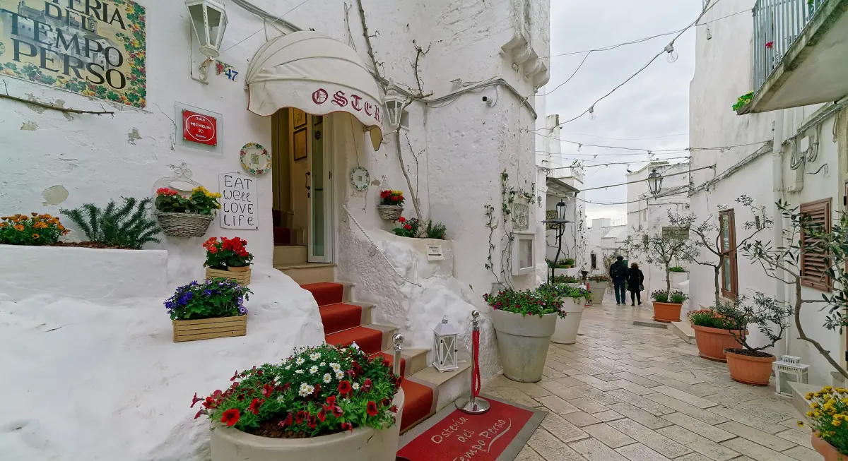Un vicolo bianco nel centro storico di Ostuni