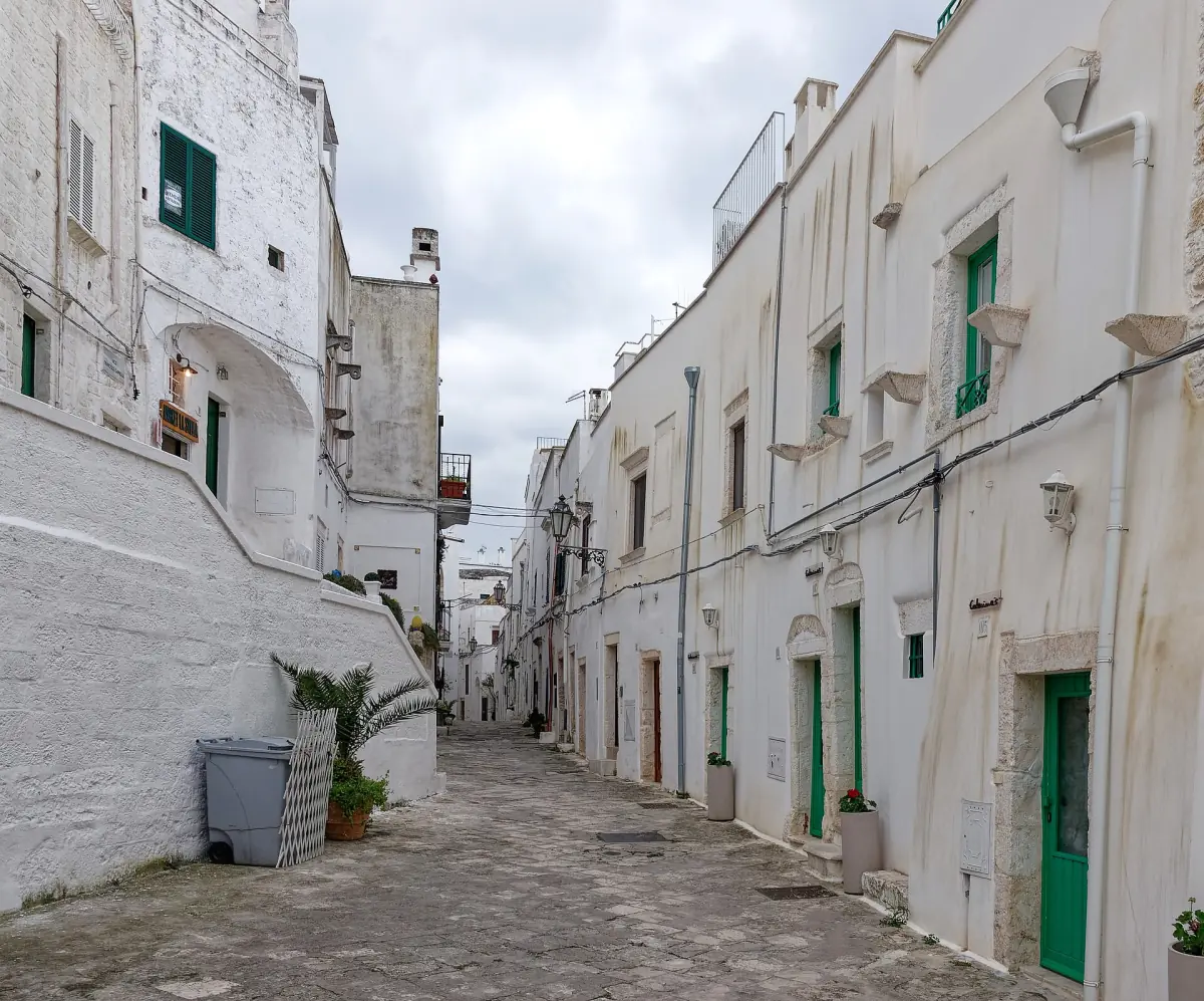 Una stretta via bianca a Ostuni