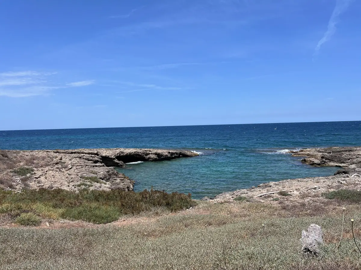 Scogli bassi lungo il mare