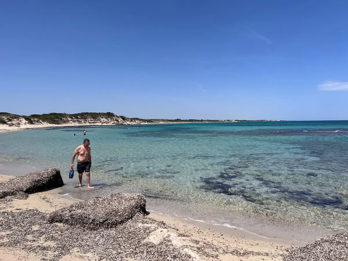 Acqua bassa e limpida in una spiaggia della riserva