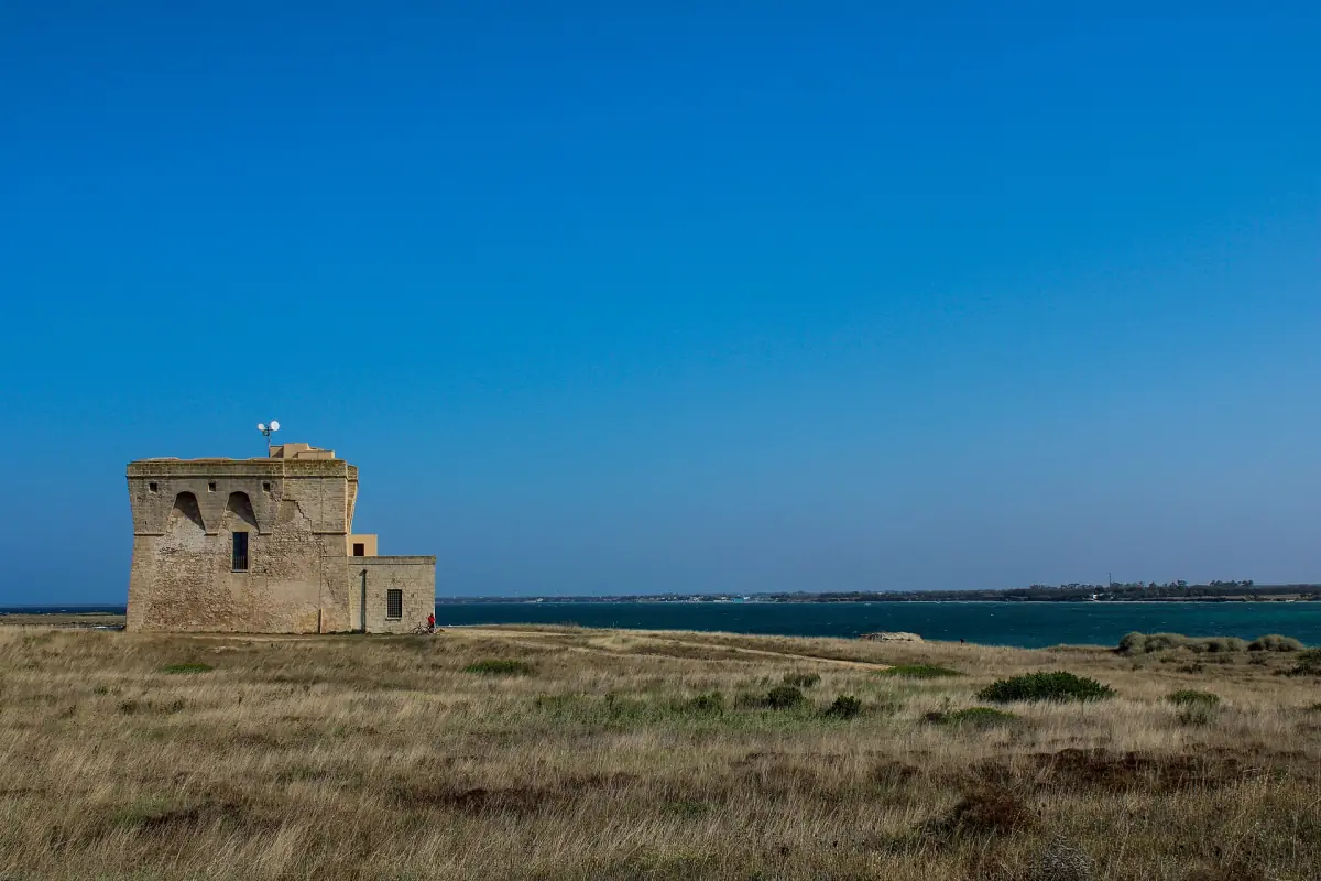 La torre di Torre Guaceto sul mare a settembre