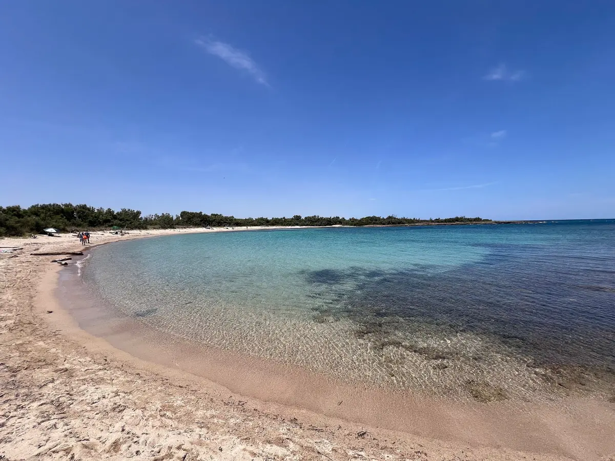 Una baia sabbiosa con acqua turchese